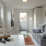 Huus Kloeoenbueddel 公寓 比苏姆