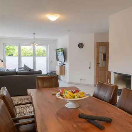 Huus Kloeoenbueddel * Бюзум